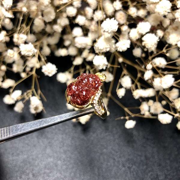 Nhẫn thạch anh tóc đỏ biểu tượng của trí thông minh