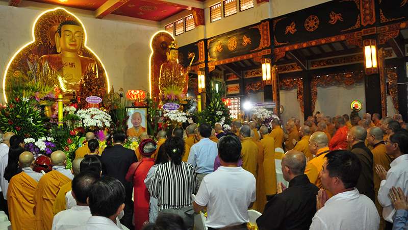 Những lễ vật cần chuẩn bị trong nghi lễ cúng Tam Bảo là gì?