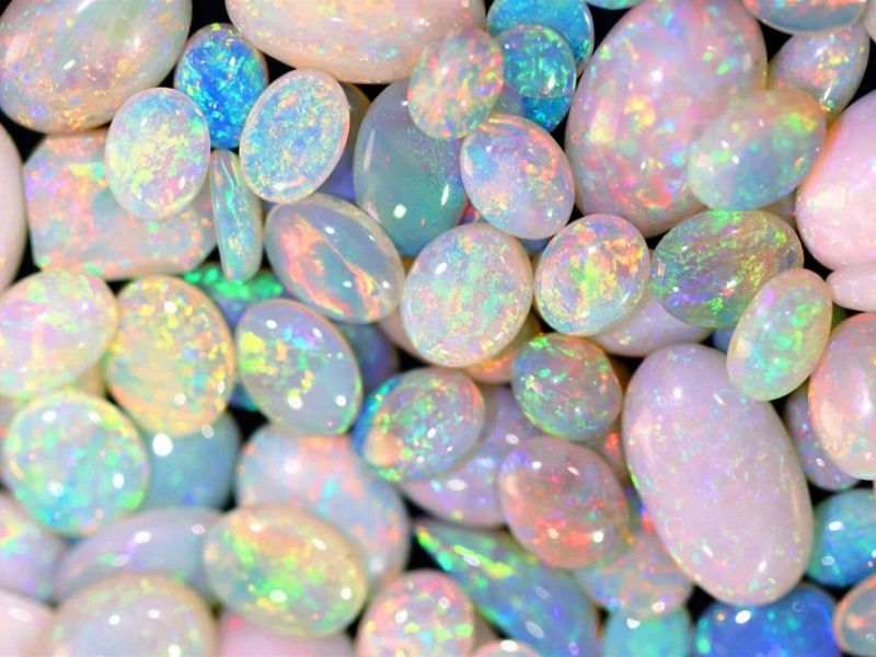 Opal là một loại đá bán quý đa sắc màu như ánh cầu vồng