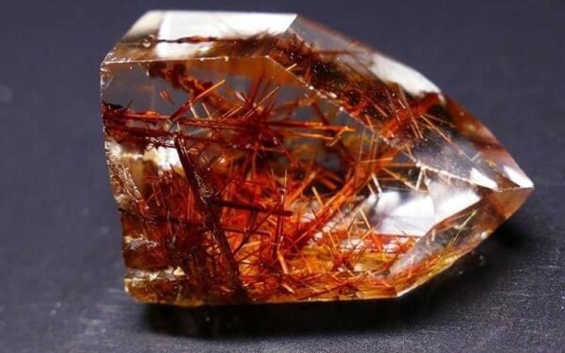 Đá thạch anh tóc đó mang lại nguồn năng lượng từ thiên nhiên