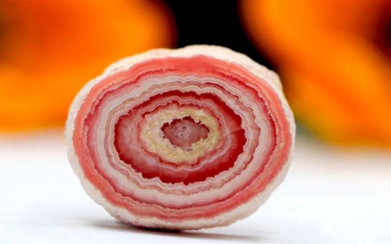 Thử nghiệm độ cứng của đá đào hoa để phân biệt thật giả