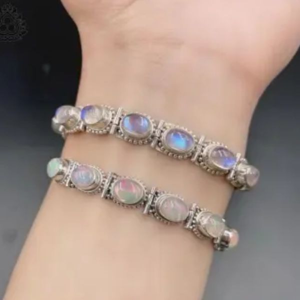 Vòng đá Opal thật có nhiều nét đặc trưng riêng biệt