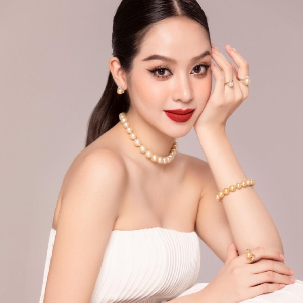 Phối vòng cổ ngọc trai cùng trang phục dự tiệc