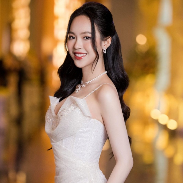 Phối vòng cổ ngọc trai cùng trang phục dự tiệc