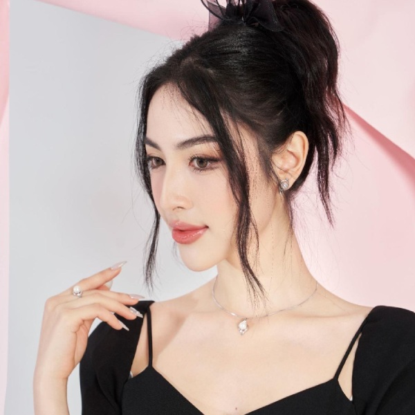 Đeo vòng cổ ngọc trai cùng dây chuyền