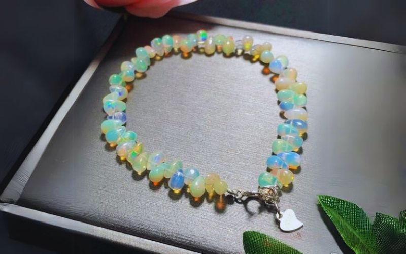 Thiết kế tinh tế sang trọng từ những chiếc vòng đá phong thủy Opal HADOSA