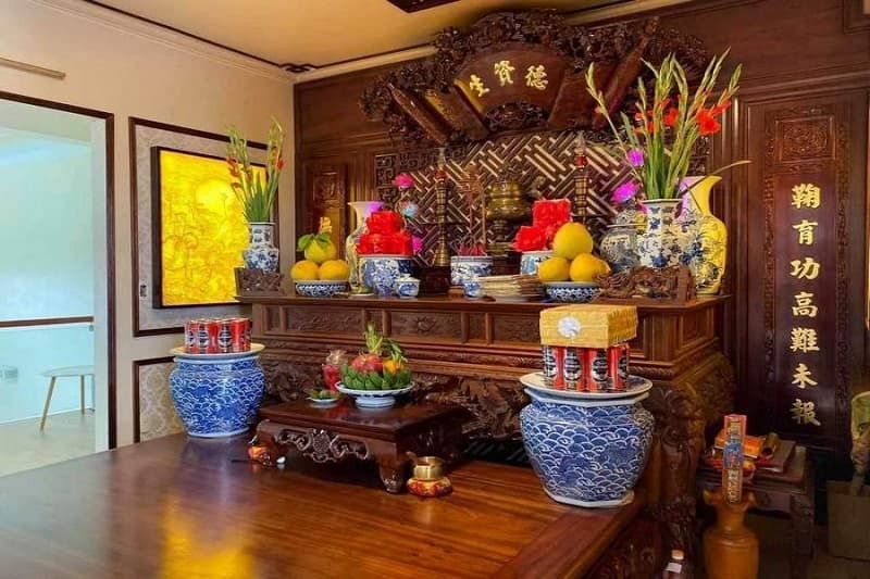 Có nhiều vật phẩm cần được bày trí trên bàn thờ gia tiên