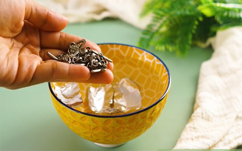 Sử dụng lá nhôm kết hợp với muối