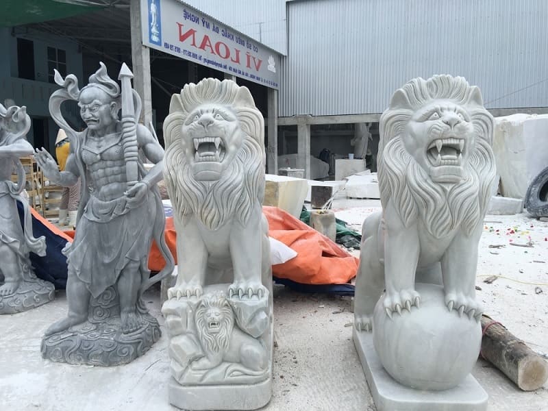 Khi lựa chọn cặp sư tử đá, chất liệu là một yếu tố quan trọng không thể bỏ qua