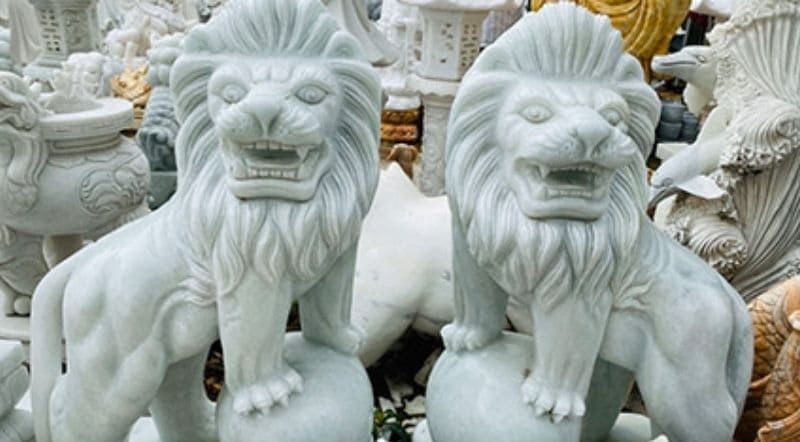 Đặt tượng sư tử ở bàn làm việc hoặc trước cửa văn phòng