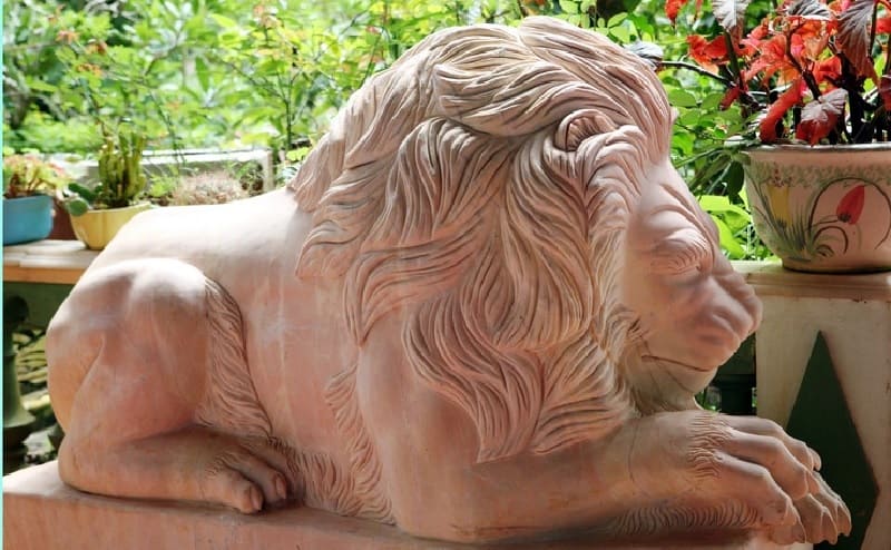 Thường xuyên lau chùi và làm sạch cặp tượng sư tử để loại bỏ bụi bẩn