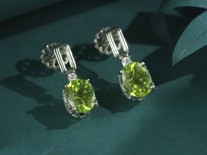 Sự xuất hiện của Peridot thường đi kèm với nhiều câu chuyện bí ẩn