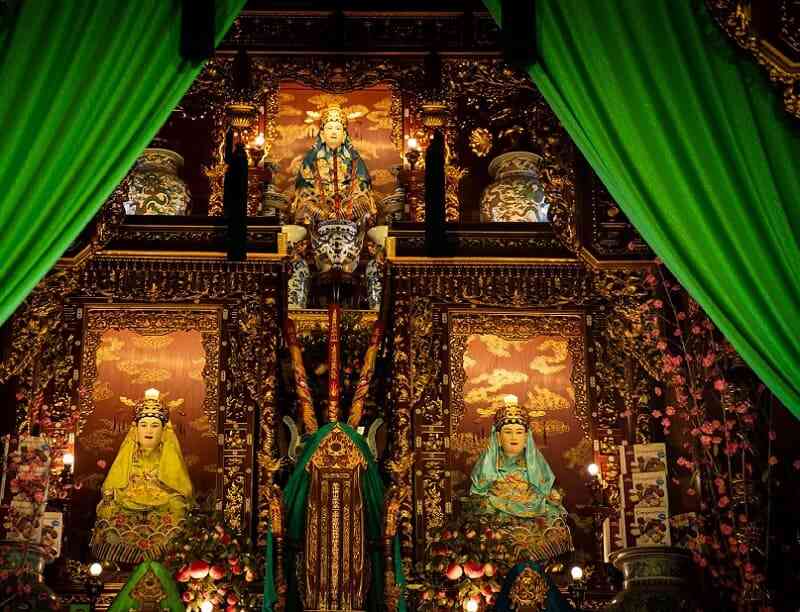 Những người tham gia nghi lễ với mong muốn khai mở đường tài lộc