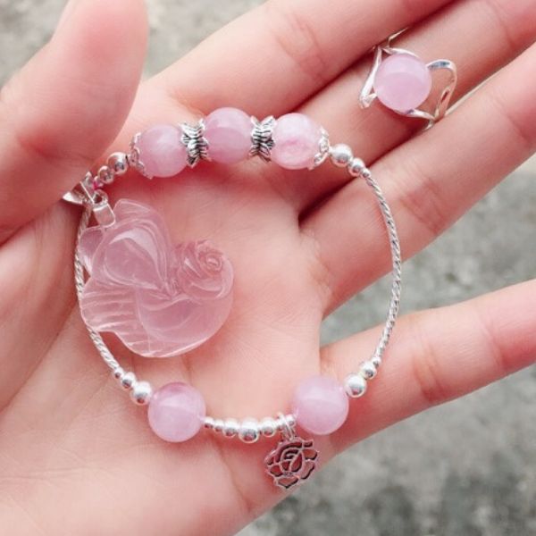 Tăng vận may cùng vòng hồ ly đá thạch anh hồng mix với charm bạc