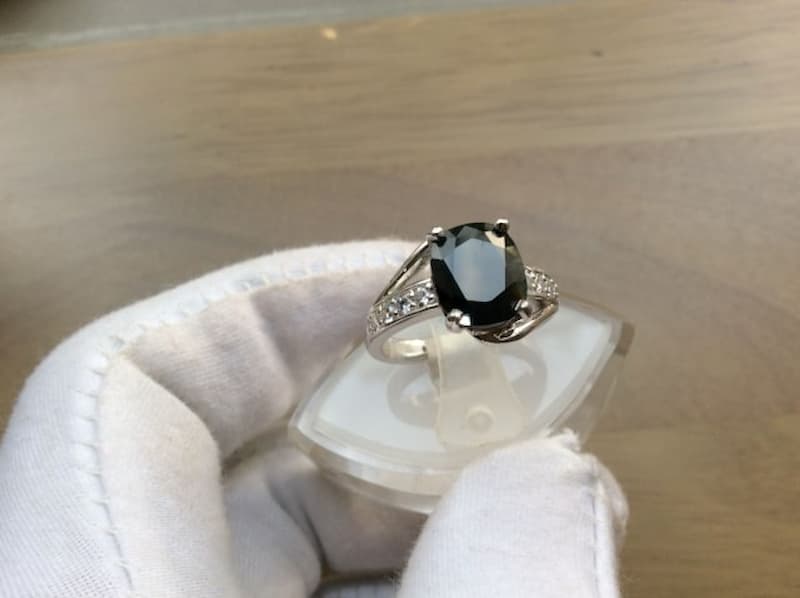 Thạch anh đen được chế tác thành những chiếc nhẫn trang sức