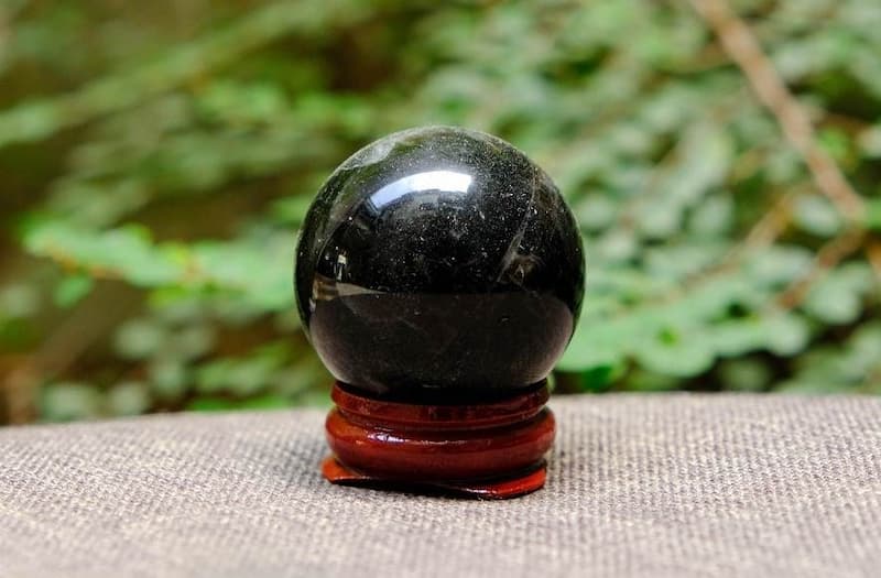 Quả cầu làm từ đá thạch anh đen nguyên khối