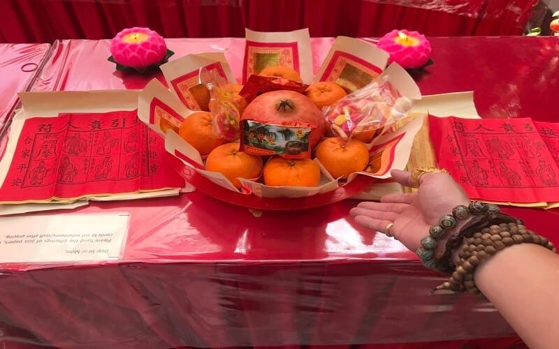 Các ngôi đình, chùa cũng có ban thờ, nơi mọi người có thể đến lễ bái và cúng bái