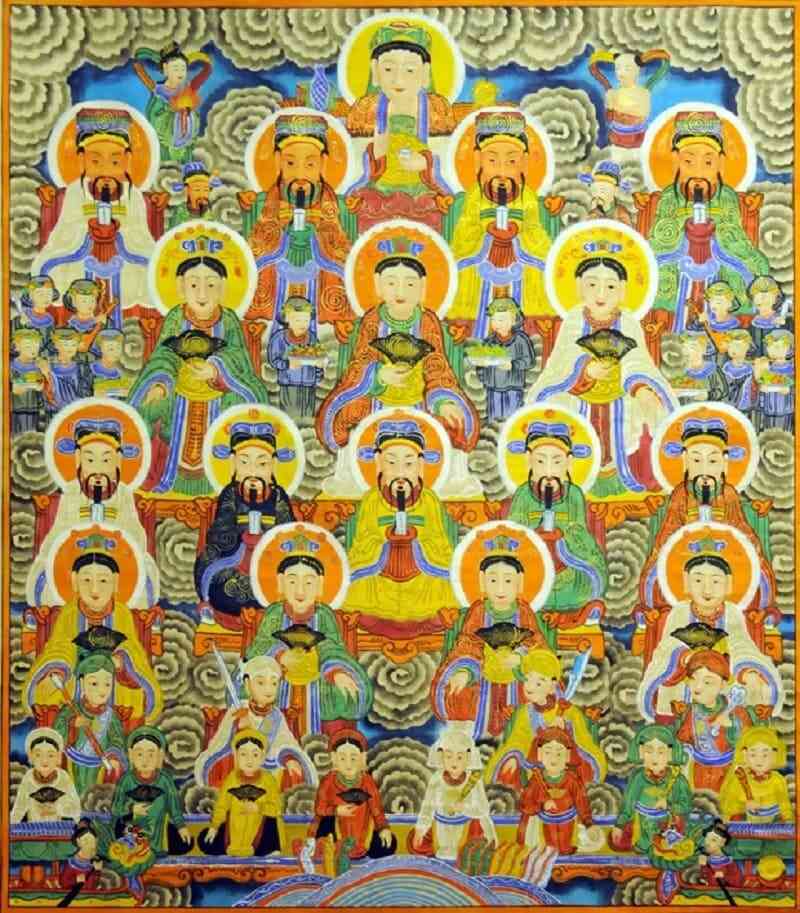 Treo tranh trên tường phía sau ghế sofa trong phòng khách