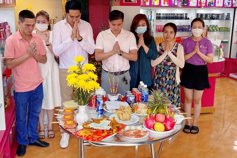 Tuân theo trình tự đúng khi cúng