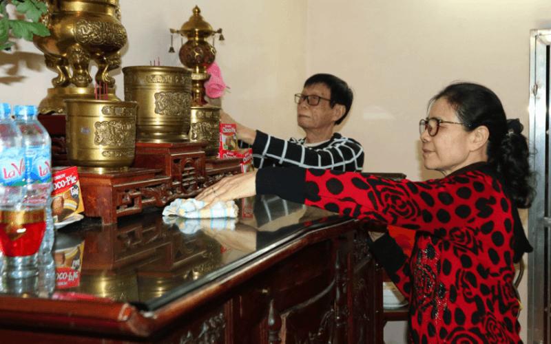 Không được lau bát hương khi chưa tắt hương