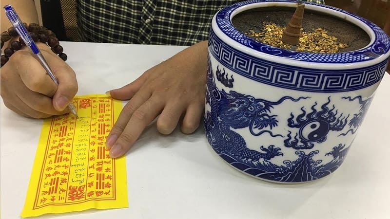 Mẫu văn khấn bốc bát hương chuẩn khi làm lễ cần biết