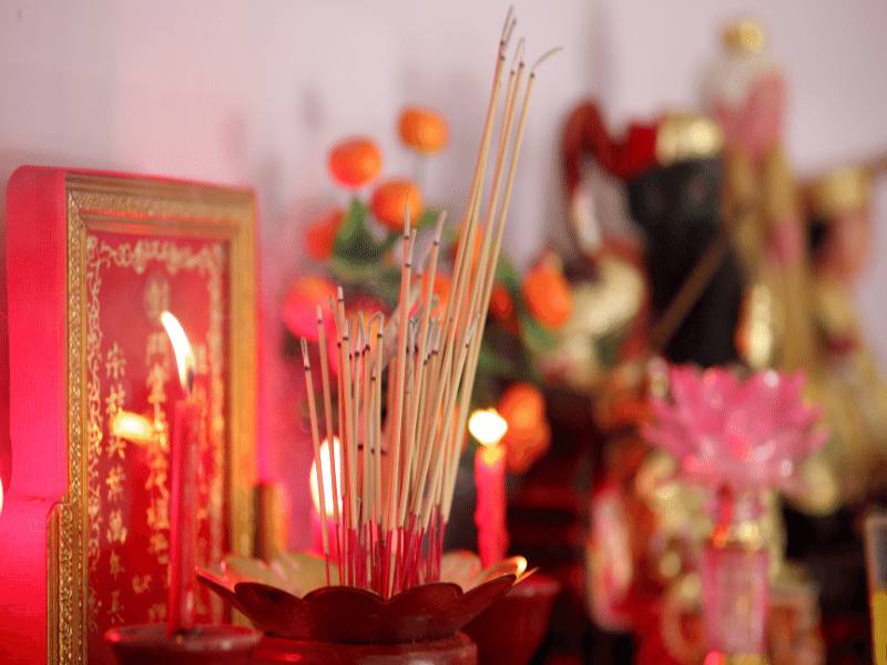 Khấn gia tiên nên thực hiện vào sáng sớm hoặc trước 7h chiều tối