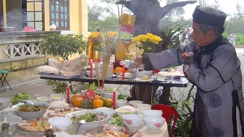 Đặt lễ trong nhà và ngoài sân rồi gia chủ đọc văn khấn tạ đất