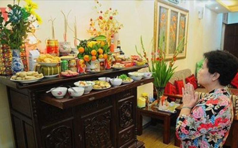 Lư hương được đặt ở vị trí cao nhất trên bàn thờ