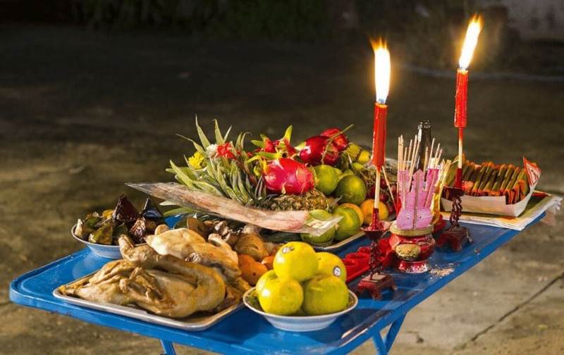 Trên mâm cúng, giấy tiền vàng mã được xếp gọn gàng