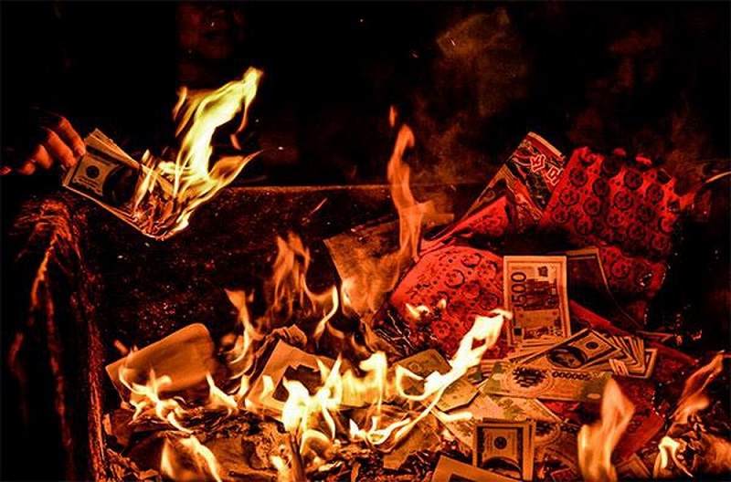 Mọi người có thể đốt vàng mã sau khi cúng hoặc ngày mùng 3, mùng 10