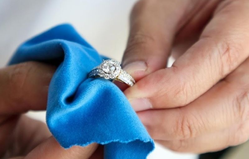 Vệ sinh bạc xi bạch kim để luôn bóng sáng