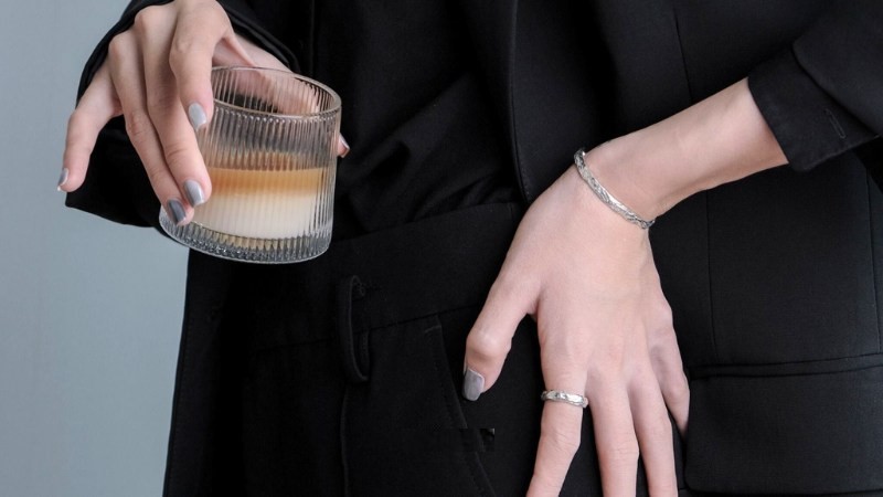 Đeo vòng bạc tay trái hỗ trợ cân bằng năng lượng