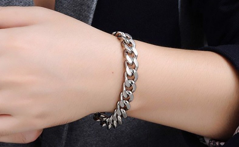 Đeo vòng bạc tay trái khi tham gia các cuộc họp