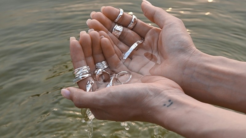 Đeo bạc tay phải có khả năng hóa giải tà khí