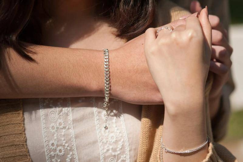 Đeo vòng bạc ở cả hai tay không được khuyến khích