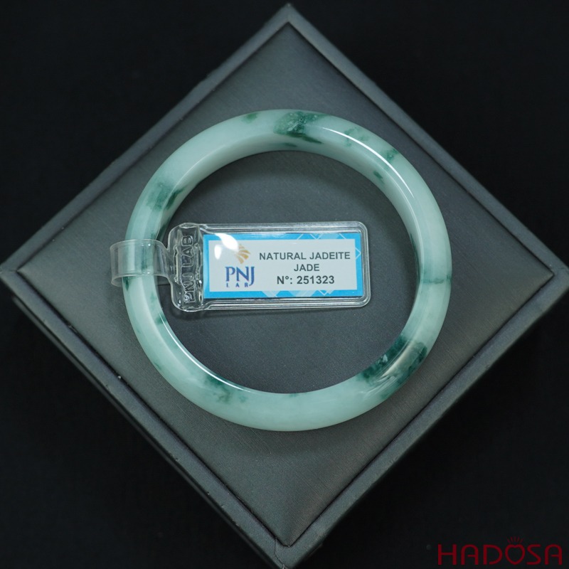 Vòng cẩm thạch loại A màu sắc tự nhiên, mang lại vẻ đẹp sang trọng theo thời gian