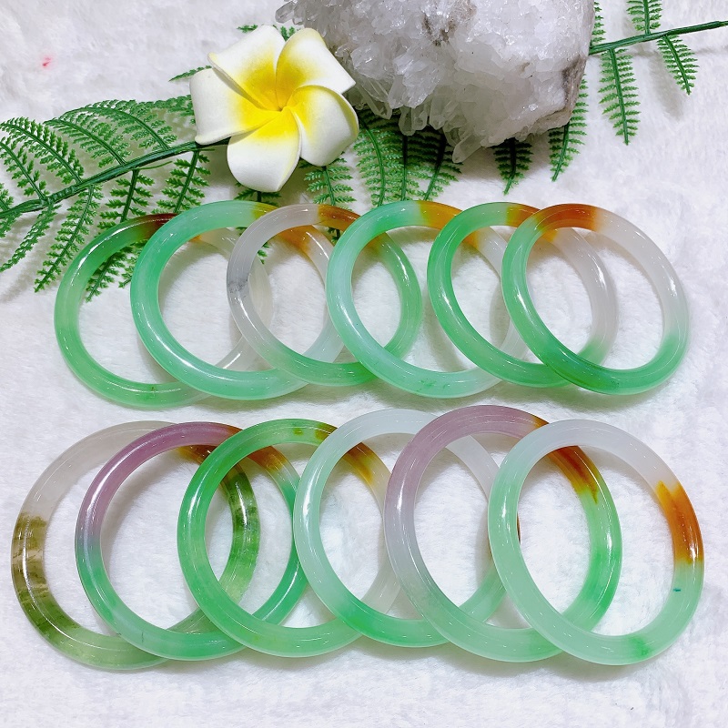 Vòng cẩm thạch loại C đã được nhuộm màu có màu sắc sặc sở nhưng dễ phai