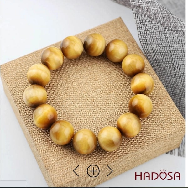 Vòng đá mắt hổ vàng hợp với người mệnh Thổ và người mệnh Kim