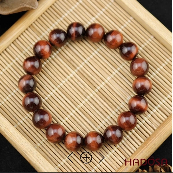 Vòng đá mắt hổ đỏ nâu tương hợp với người mệnh Hỏa