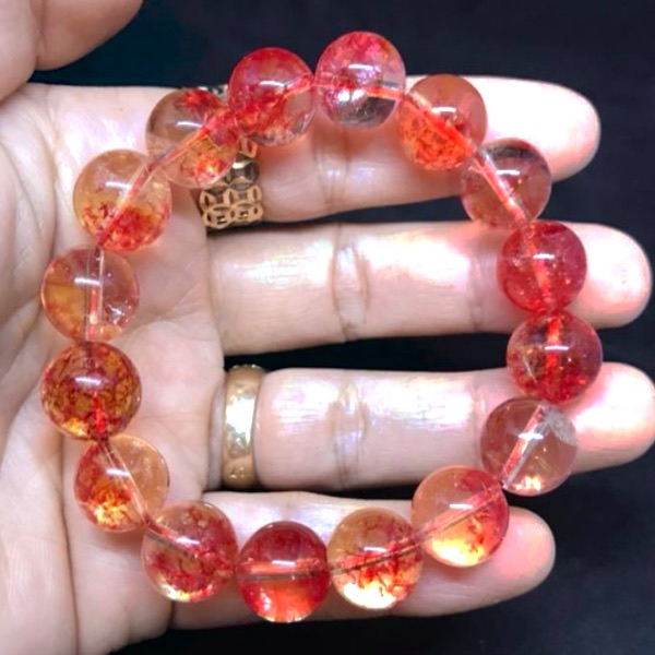 Vòng đeo tay làm từ đá ưu linh huyết