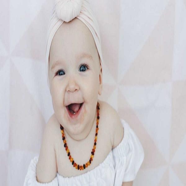 Bé từ 6 tháng tuổi là có thể đeo vòng làm từ hổ phách