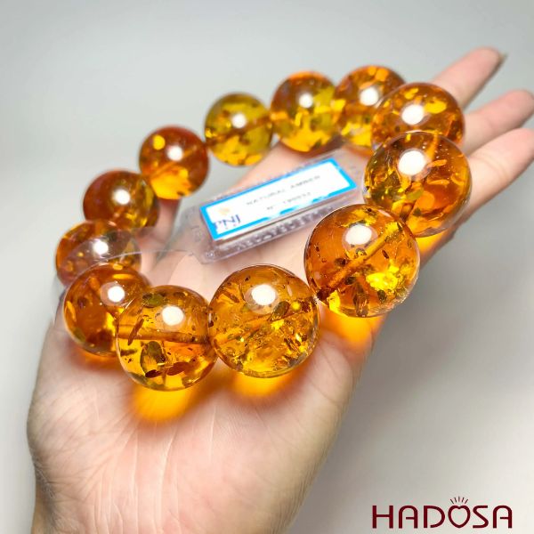 Vòng hổ phách là món trang sức được nhiều người yêu thích