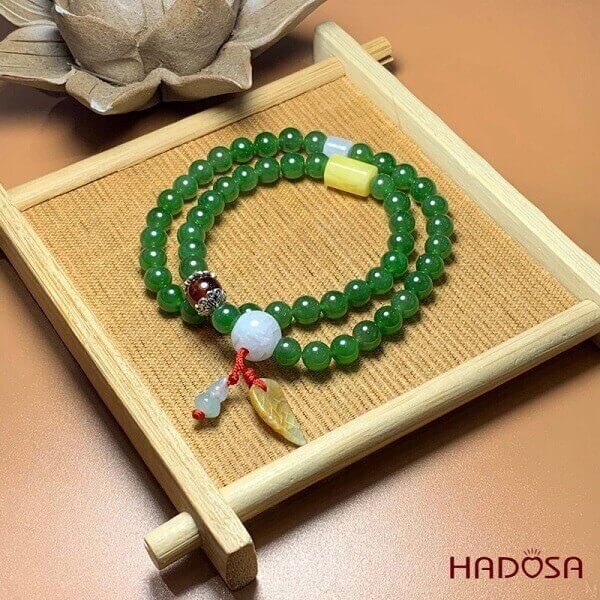 Vòng ngọc bích được sử dụng rộng rãi ở phương Đông và phương Tây