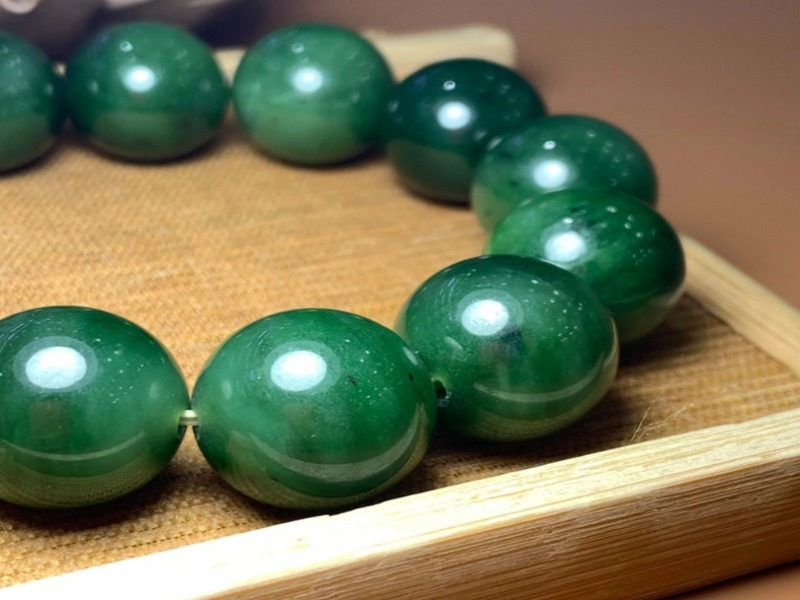 Vòng ngọc bích tự nhiên quý hiếm