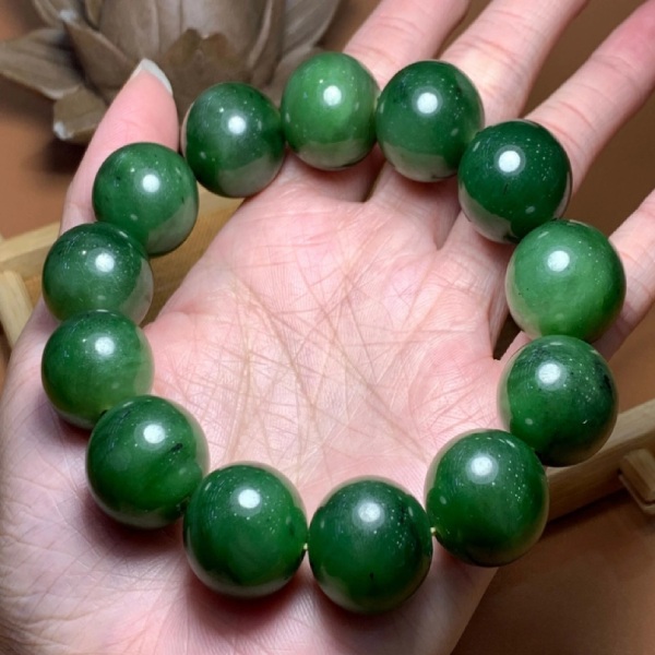 Vòng ngọc bích phù hợp với mọi đối tượng