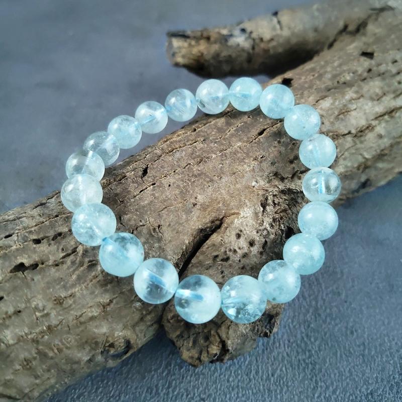 Vòng đá aquamarine hợp với người mệnh Thuỷ và mệnh Mộc