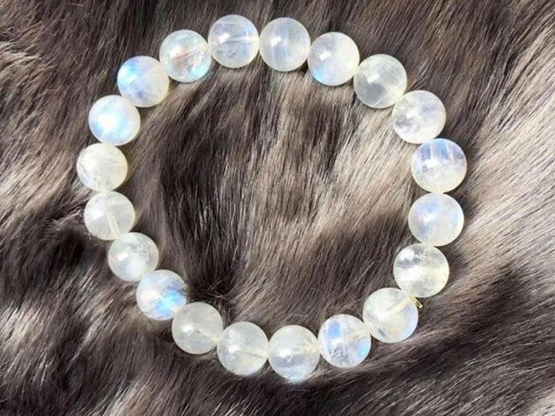 Vòng tay đá mặt trăng có giá bao nhiêu tùy thuộc vào chất lượng