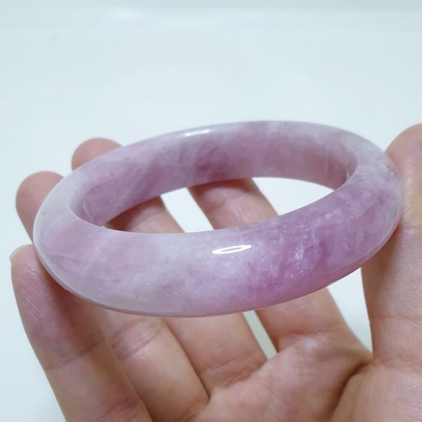 Vòng thạch anh hồng làm từ loại đá mang năng lượng yêu thương