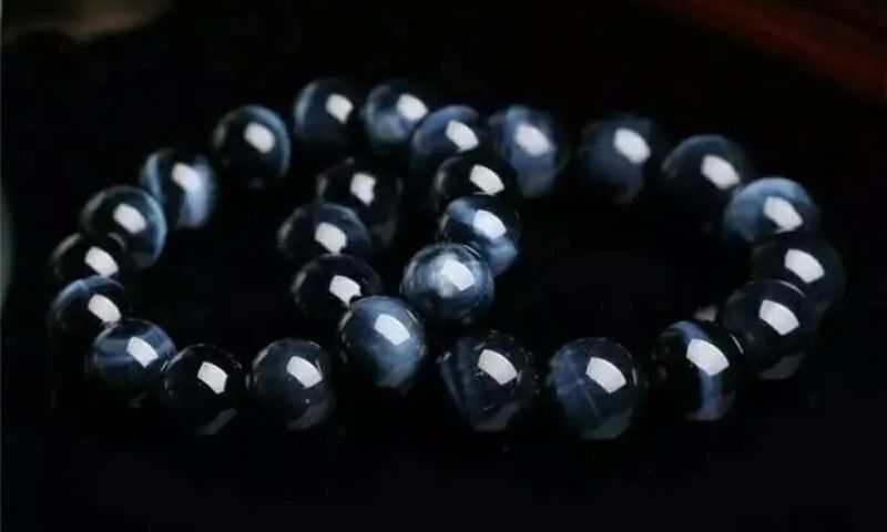 Vòng tay được làm từ đá mắt hổ xanh cho mệnh thuỷ