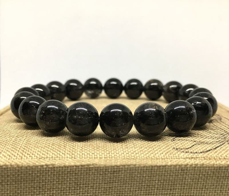 Vòng đá thạch anh đen rất dễ làm giả